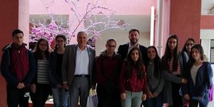 Νίκος Ανδρουλάκης με μαθητές στη Λήμνο