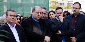 Ο Νίκος Φίλης στην κηδεία του Βασίλη Λυριτζή