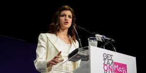 Η Κατερίνα Νοτοπούλου με λευκό κοστούμι