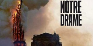 Φωτογραφία από τη στιγμή της καταρρευσης του καμπαναριού 