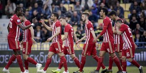 Οι παίκτες του Ολυμπιακού πανηγυρίζουν για τη νίκη στο Αγρίνιο