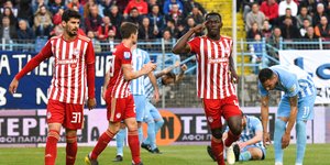 Πανηγυρίζουν γκολ οι παίκτες του Ολυμπιακού στη Λαμία