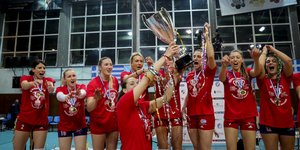 Ο Ολυμπιακός πανηγυρίζει το Κύπελλο Ελλάδος γυναικών