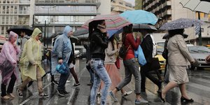 Ομπρέλες αδιάβροχα στην πλατεία συντάγματος 