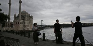 Τουρίστες φωτογραφίζονται στο τζαμί Ορτακόι, πλάι στο Βόσπορο