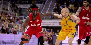 Ο Μπριάντε Ουέμπερ με την φανέλα του Ολυμπιακού