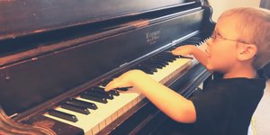 Παιδί παίζει στο πιάνο