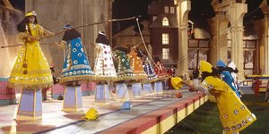 Παίκτες με μακριά φουστάνια και καλάμια ψαρέματος