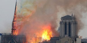 Παναγία Παρισίων φωτιά κατάρρευση