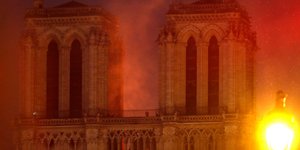 παναγία των παρισίων νοτρ νταμ φωτιά