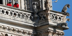 Γάλλοι πυροσβέστες παραμένουν στην Παναγία των Παρισίων