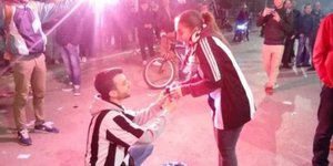 Η στιγμή της πρότασης γάμου έξω από την Τούμπα