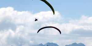 Δύο αλεξίπτωτα πλαγιάς στον συννεφιασμένο ουρανό
