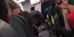 Η μεθυσμένη γυναίκα έδειξε τα... κάλλη της στους συνεπιβάτες της