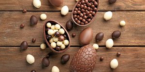 Σοκολατένια αυγά με μαύρη και λευκή σοκολάτα 