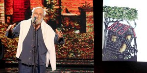 Ο Πασχάλης Τσαρούχας ως Διονύσης Σαββόπουλος (Φωτογραφία: Twitter)