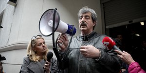 Ο Παύλος Πολάκης με ντουντούκα στα χέρια 