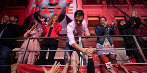 O Πέδρο Σάντσεθ πανηγυρίζει για τη νίκη του στις ισπανικές εκλογές 