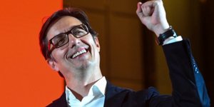 Στέβο Πεντάροφσκι πανηγυρίζει με χερι ψηλά 