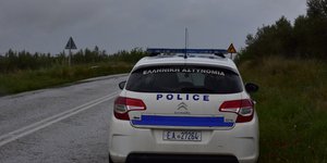 περιπολικό όχημα στην άκρη του δρόμου