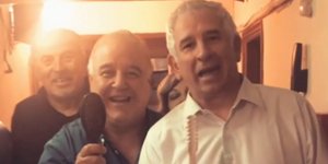 Πέτρος Φιλιππίδης και Παύλος Χαϊκάλης με μία βούρτσα στο χέρι