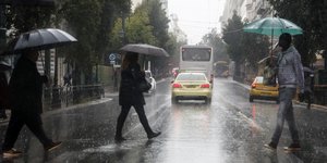 Πεζοί στη βροχή