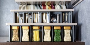 Πιάτα, μαχαίρια, πιρούνια, βάζα στην κουζίνα/ Φωτογραφία: Shutterstock 