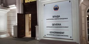 Η νέα πινακίδα στο κτίριο της κυβέρνησης της Β. Μακεδονίας/ Φωτογραφία: MIA