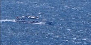 Πλοίο δίνει μάχη με τα κύματα στο στενό Τήνου-Μυκόνου