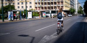 Ποδηλάτισσα στο κέντρο της Αθήνας