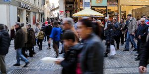 πολίτες περπατούν στην Ερμού/Φωτογραφία: Eurokinissi