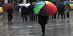 Πολύχρωμη ομπρέλα στον δρόμο της Αθήνας εν μέσω βροχής