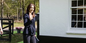 Η πριγκίπισσα Μαίρη με σκούρο μπλε σύνολο χαιρετά