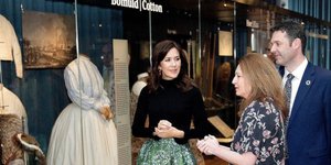 Η πριγκίπισσα Μαίρη της Δανίας με πράσινη φούστα, όρθια μιλάει