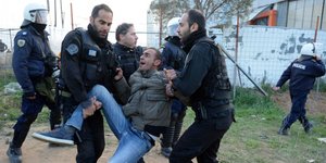 Επεισόδια στη δομή προσφύγων στα Διαβατά -Φωτογραφία: ΜΟΤΙΟΝΤΕΑΜ/ΒΑΣΙΛΗΣ ΒΕΡΒΕΡΙΔΗΣ