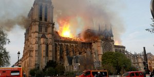 Πυροσβέστες γύρω από την Παναγία των Παρισίων μετά τη φωτιά