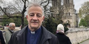 Ιερέας της Παναγίας των Παρισίων θρηνεί για την πυρκαγιά