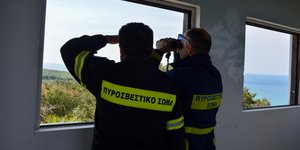 Ελληνες πυροσβέστες κατά τη διάρκεια επιχείρησης 