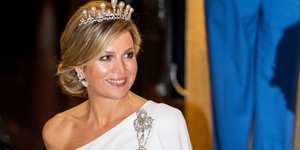 Η βασίλισσα Μάξιμα με λευκό φόρεμα και τιάρα σε επίσημο Gala