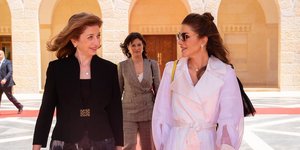 Η βασίλισσα Ράνια με την Λάουρα Ματαρέλα περπατούν και μιλάνε