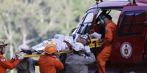 Διάσωστες βγάζουν τραυματισμένη σε ελικόπτερο