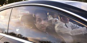 Ο Ριχάρδος σε πολυτελές αυτοκίνητο πλάι στον Αλέξη Κούγια