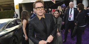 Ο Ρόμπερτ Ντάουνι Τζούνιορ με κίτρινα γυαλιά ηλίου και κοστούμι