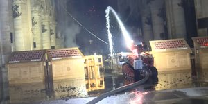 Το Colossus σβήνει την φωτιά στην Παναγία των Παρισίων