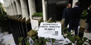 Τρικάκια με συνθήματα έξω από το υπουργείο εξωτερικών