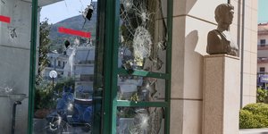 Μεγάλες φθορές προκάλεσε ο Ρουβίκωνας στο δημαρχείο Ηλιούπολης
