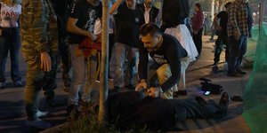 Κόσμος τρέχει να δώσει τις πρώτες βοήθειες στον άτυχο εικονολήπτη