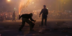 Το έθιμο του σαϊτοπόλεμου στην Καλαμάτα