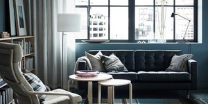 Σαλόνι σε διαμέρισμα με καναπέ, τραπεζάκια, καρέκλα