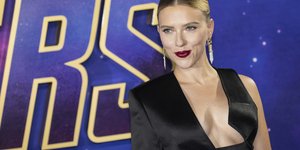 Η Σκάρλετ Γιόχανσον με έντονο κραγιόν και αποκαλυπτικό ντεκολτέ